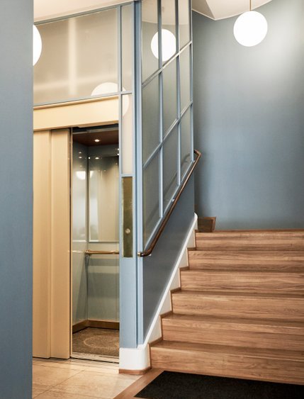 Opgang med elevator og trappe